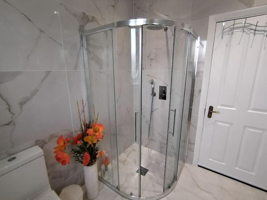 Wembley 2 Bed/2 Bath Modern Apt Appartement