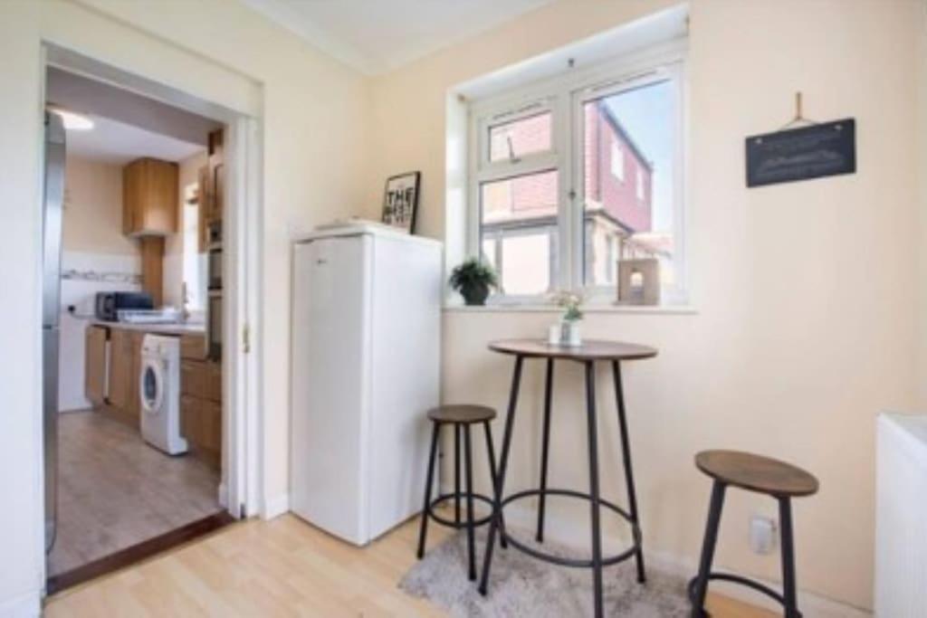 Wembley 2 Bed/2 Bath Modern Apt Appartement *