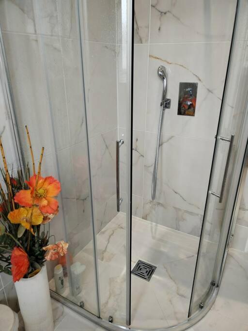 Wembley 2 Bed/2 Bath Modern Apt Appartement *